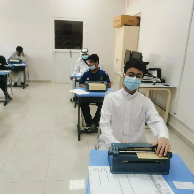 أحد الطلاب المعاقين خلال أداء الاختبار (مكة)