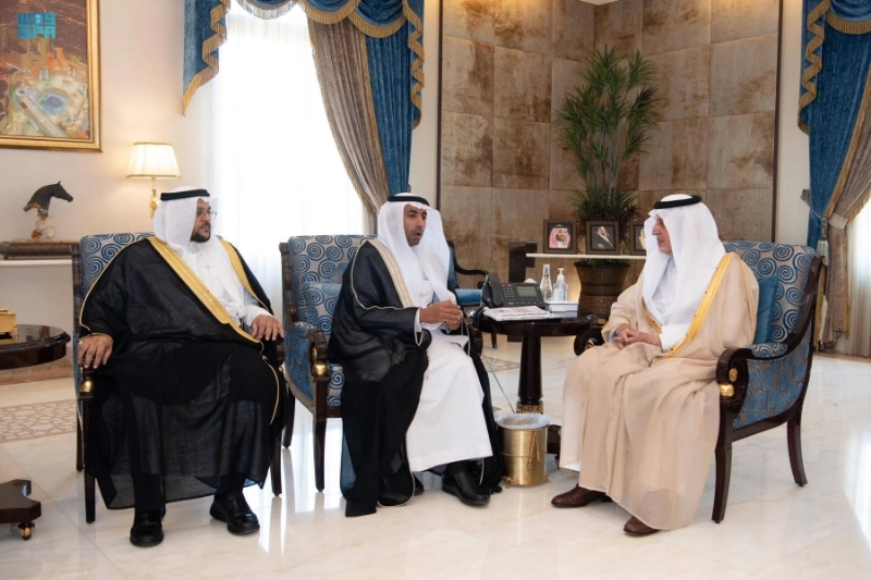 خالد الفيصل خلال استقباله فهد المالكي (مكة)