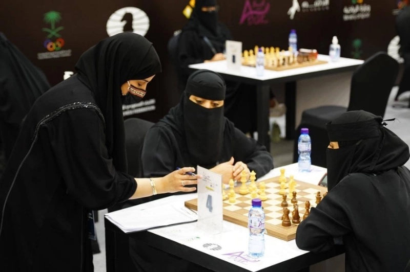 سعوديات يتنافسن في الشطرنج (مكة)