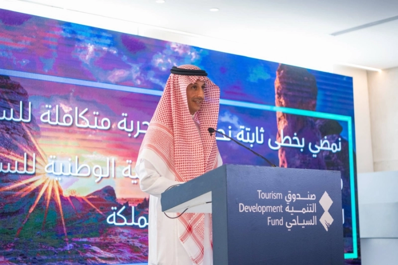 الخطيب خلال زيارته مقر الصندوق (مكة)