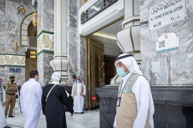 موظفان يراقبان أحد الأبواب (مكة)