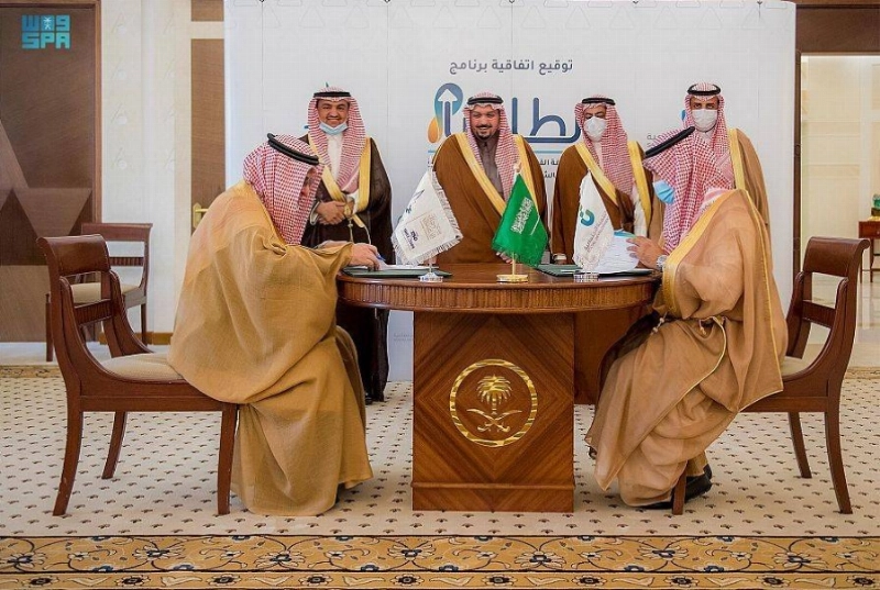 خلال توقيع الاتفاقية بحضور أمير القصيم