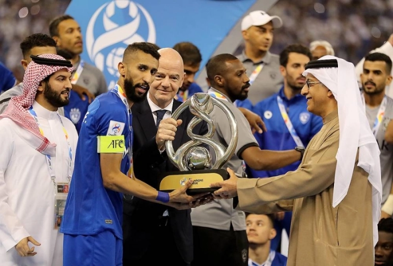 سلمان آل خليفة توج الهلال بلقب الأبطال أمس الأول (نواف الجبني)