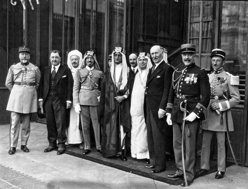 الملك فيصل بن عبدالعزيز خلال الزيارة الرسمية الأولى إلى الاتحاد السوفيتي 1932هـ (مكة)