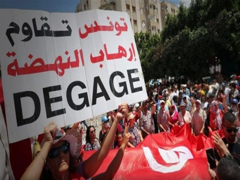 تونسيون يرفعون لافتة ضد حركة النهضة (مكة)
