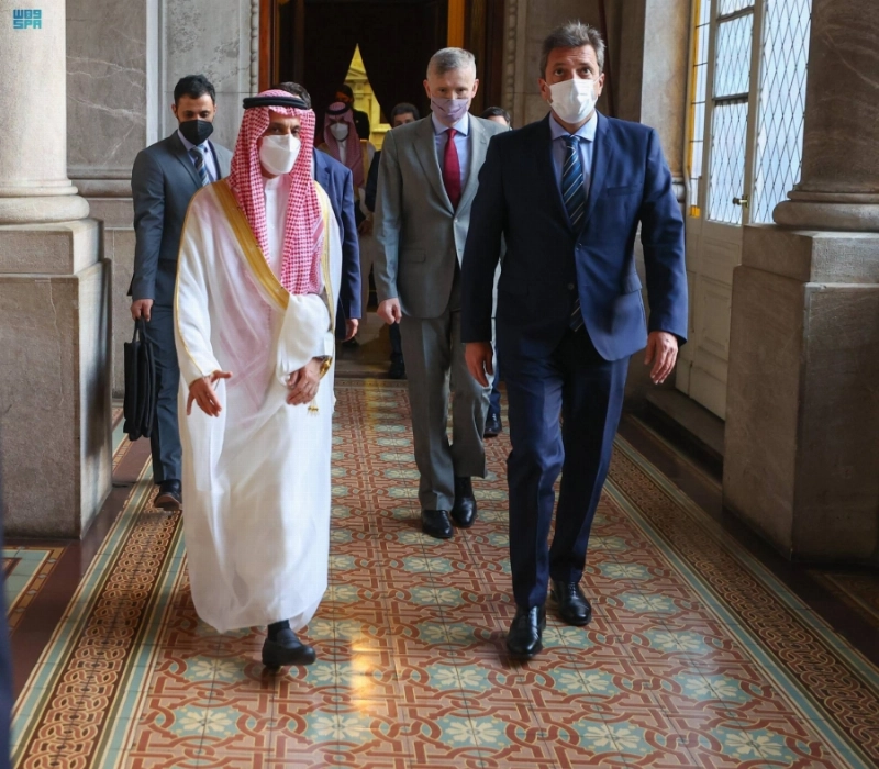 فيصل بن فرحان خلال وصوله بيونس آيرس (واس)