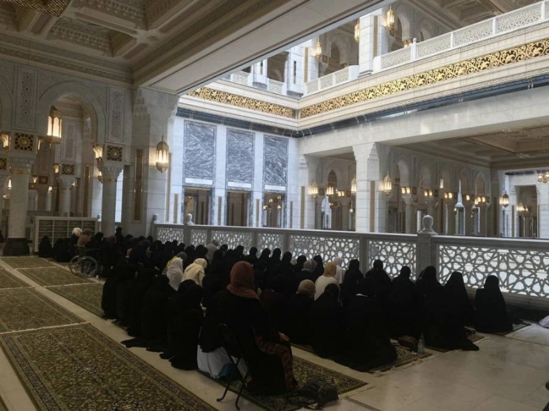 من المصليات النسائية بالمسجد الحرام (مكة)