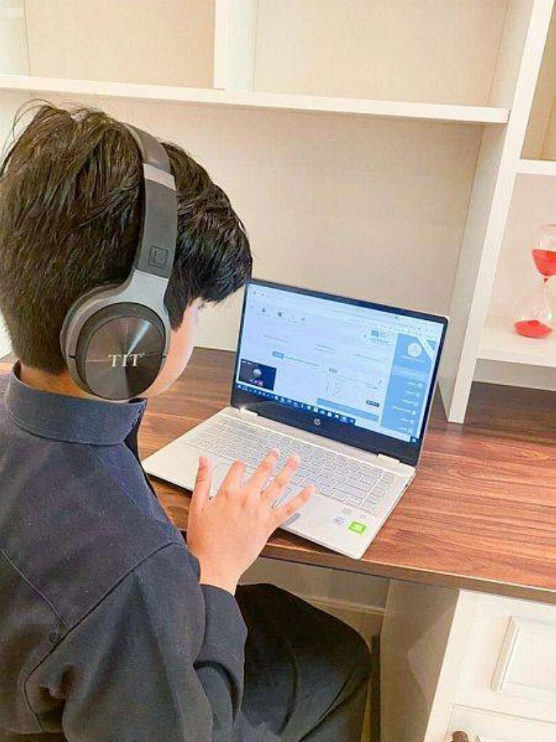 طالبا ابتدائية يتلقيان تعليمهما عبر منصة مدرستي (مكة)