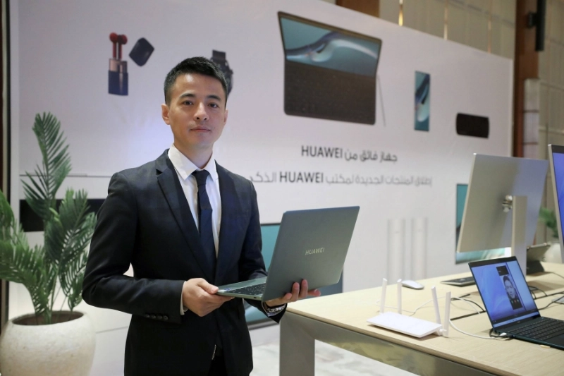 Vice President of Huawei Tech Investment Saudi Arabia with the devices