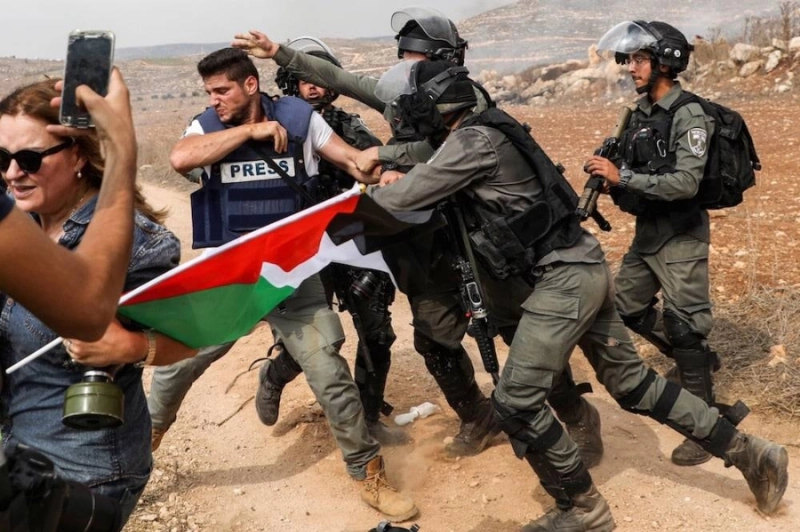 جنود إسرائيليون يقبضون على صحفي فلسطيني (مكة)