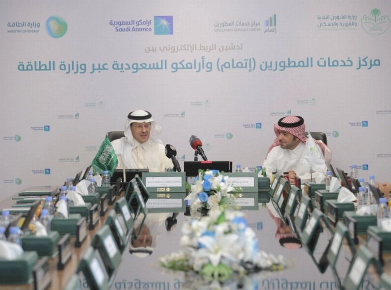 وزيرا الطاقة والشؤون البلدية خلال الاجتماع