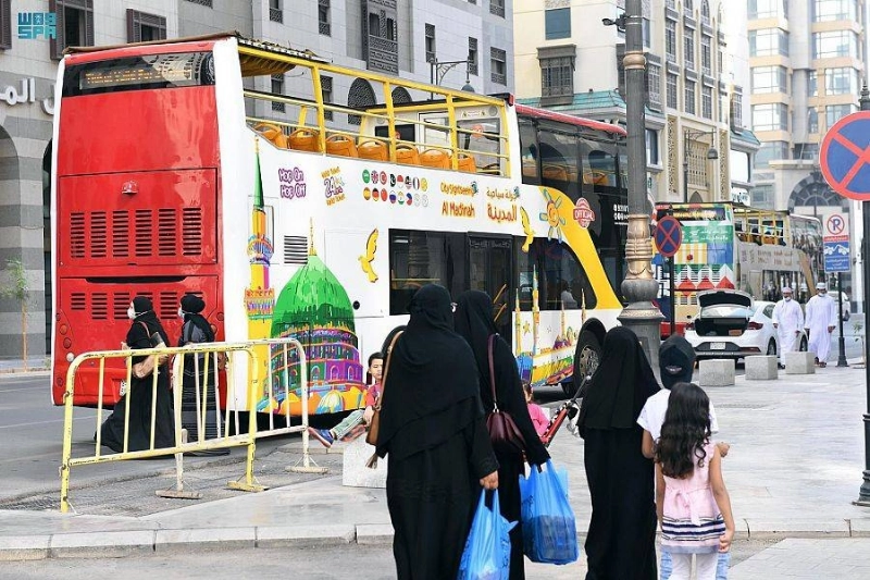 زوار خلال تجولهم في معالم المدينة (مكة)