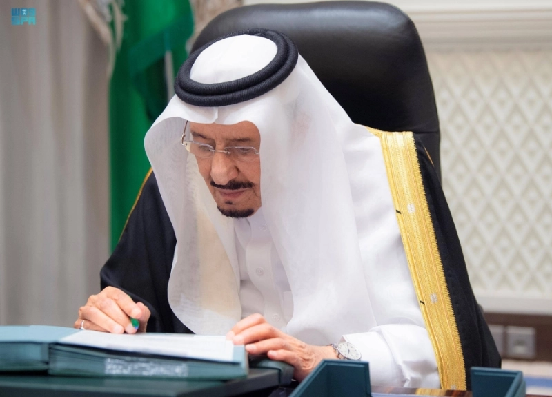 خادم الحرمين خلال ترؤسه جلسة المجلس أمس