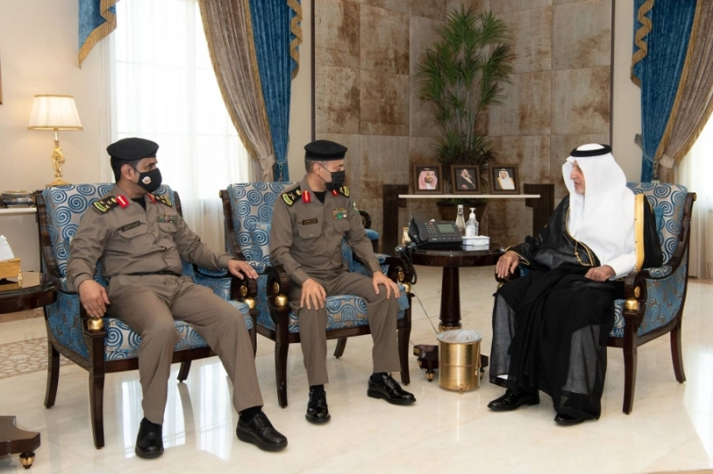 خالد الفيصل خلال استقباله الجميعي والسريحي (مكة)