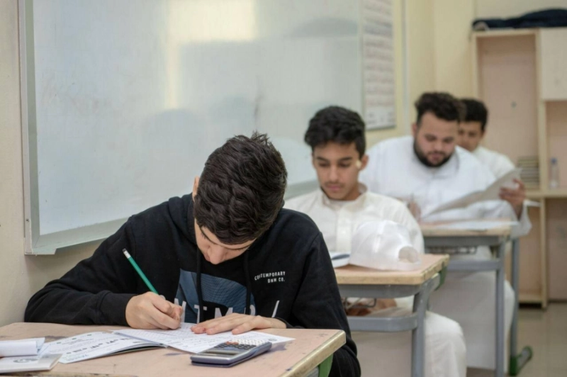 طلاب يتلقون تدريبا (مكة)