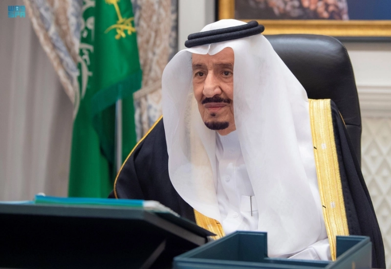 الملك سلمان خلال ترؤسه جلسة مجلس الوزراء أمس (واس)