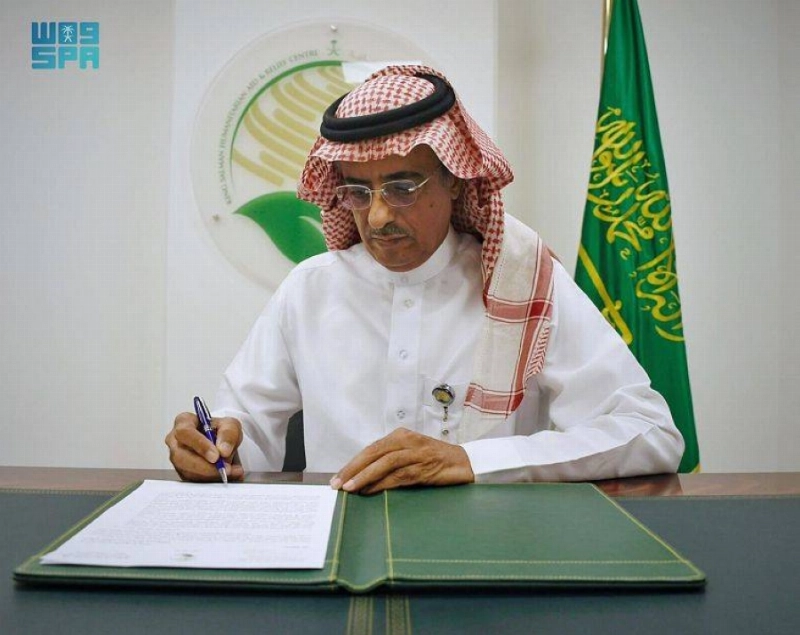 أحمد البيز يوقع الاتفاقية (واس)