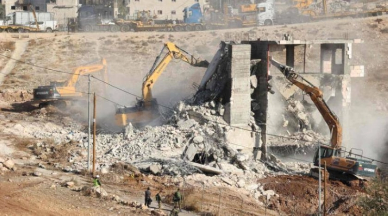هدم أحد المنازل الفلسطينية في الضفة (مكة)