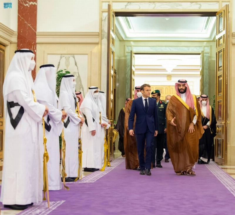 الأمير محمد بن سلمان خلال استقباله إيمانويل ماكرون بجدة أمس (واس)