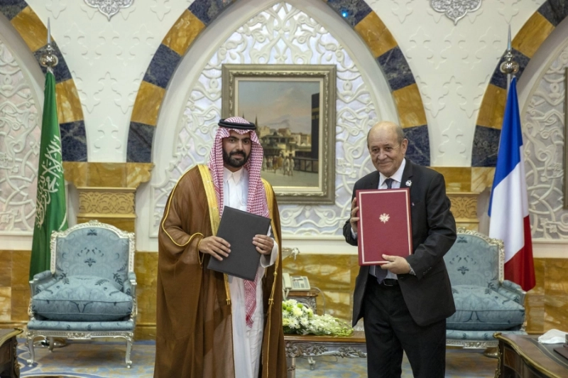 بدر بن فرحان والوزير الفرنسي بعد توقيع الاتفاقيات (مكة)