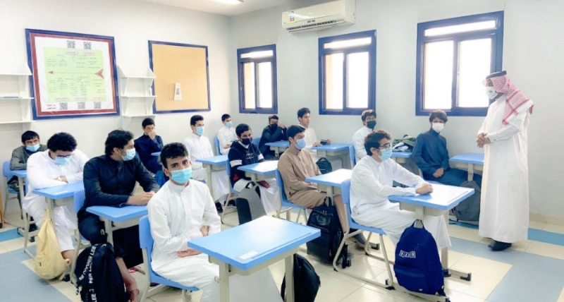 طلاب بعد عودتهم لمقاعد الدراسة أمس (مكة)
