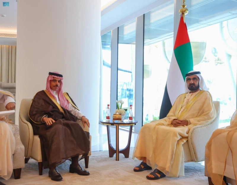 الشيخ محمد آل مكتوم خلال استقبال فيصل بن فرحان (واس)