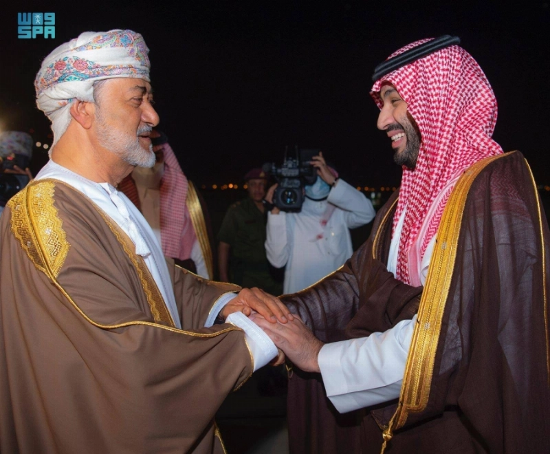 سلطان عمان في مقدمة مستقبلي الأمير محمد بن سلمان (واس)