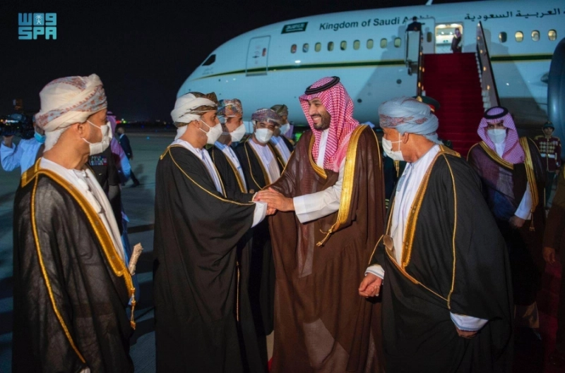 الأمير محمد بن سلمان مصافحا مستقبليه بالمطار السلطاني (واس)