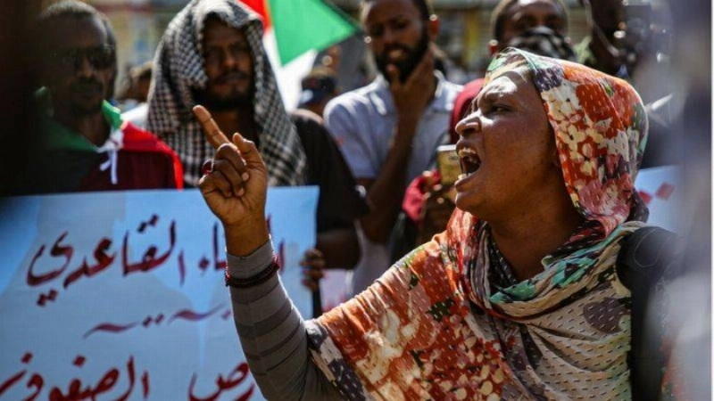 سودانية تشارك في الاحتجاجات الأخيرة (مكة)