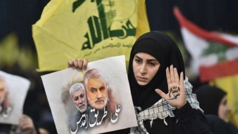 إحدى مناصرات حزب الله ترفع صورة سليماني (مكة)