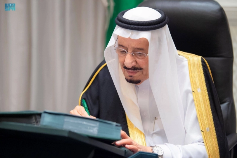 خادم الحرمين لدى ترؤسه جلسة مجلس الوزراء أمس (واس)