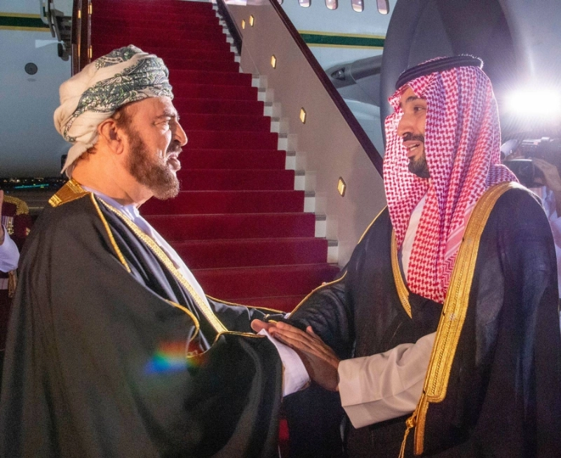 ولي العهد لدى مغادرته وفي وداعه سلطان عمان (واس)