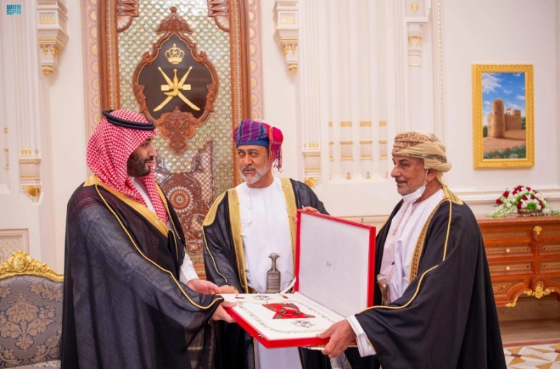 الأمير محمد بن سلمان خلال تسلمه وسام عمان المدني (واس)