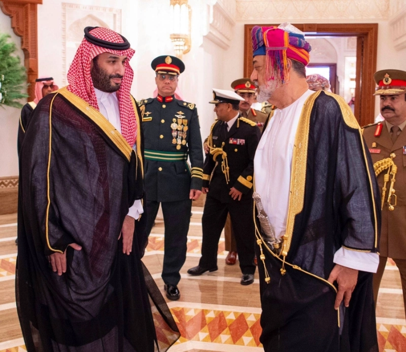 سلطان عمان مودعا ولي العهد لدى مغادرته قصر العلم (واس)