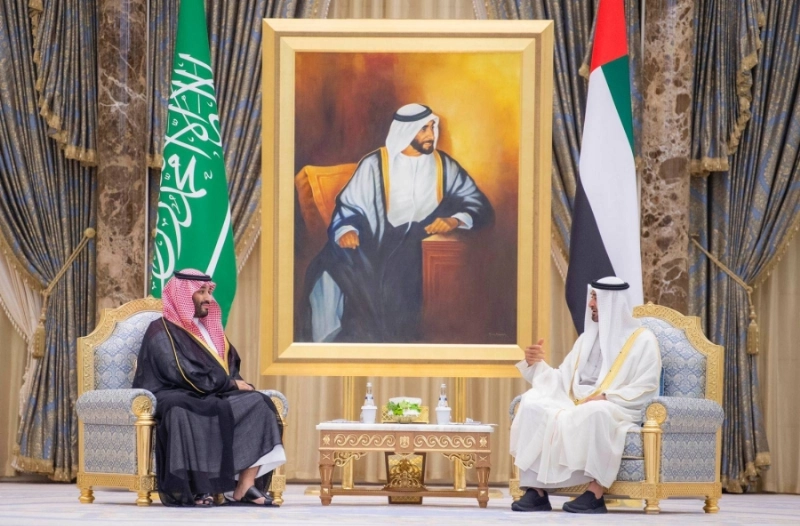 ولي العهد وولي عهد أبوظبي خلال مباحثاتهما في قصر الوطن بالإمارات أمس (واس)