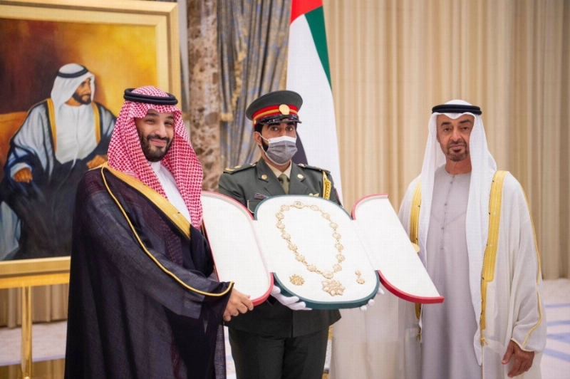 الشيخ محمد بن زايد يقدم وسام زايد من الدرجة الأولى للأمير محمد بن سلمان (واس)