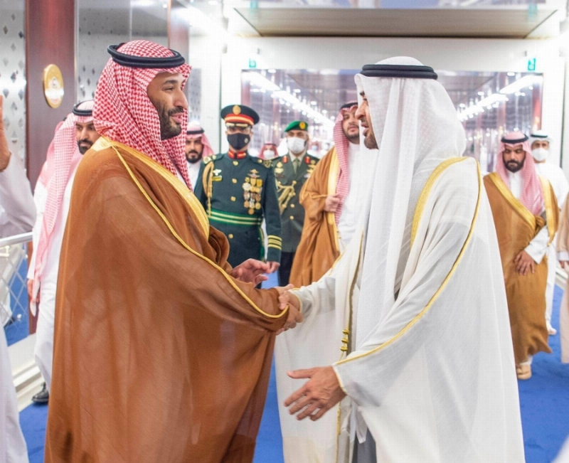 الأمير محمد بن سلمان لدى مغادرته الإمارات وفي وداعه الشيخ محمد بن زايد (واس)
