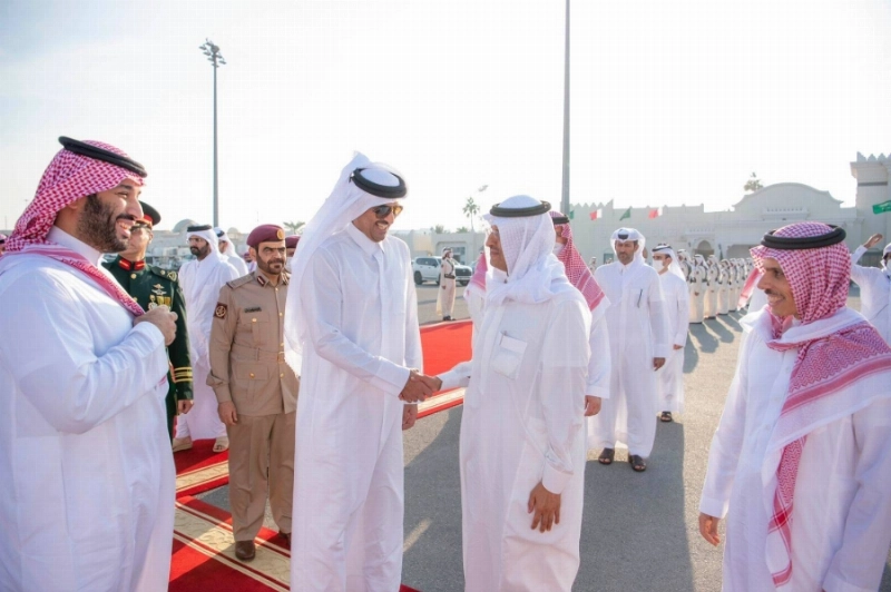 الأمير محمد بن سلمان خلال مغادرته الدوحة أمس والشيخ تميم آل ثاني في مقدمة مودعيه (واس)