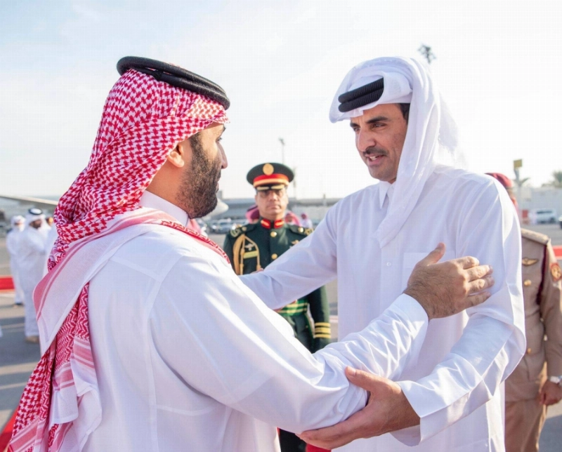 الأمير محمد بن سلمان خلال مغادرته الدوحة أمس والشيخ تميم آل ثاني في مقدمة مودعيه (واس)