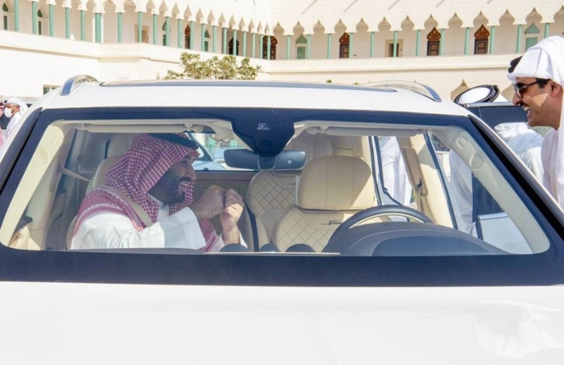 حديث باسم يجمع ولي العهد وأمير قطر خلال لقائهما أمس (بندر الجلعود)
