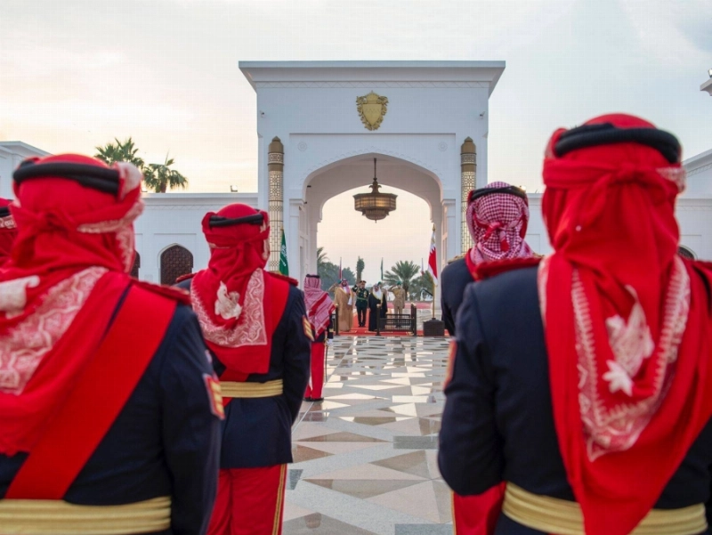 من مراسم استقبال الأمير محمد بن سلمان في المنامة أمس (واس)