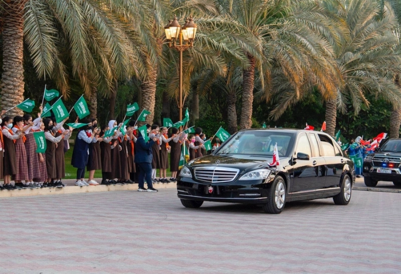من مراسم استقبال الأمير محمد بن سلمان في المنامة أمس (واس)