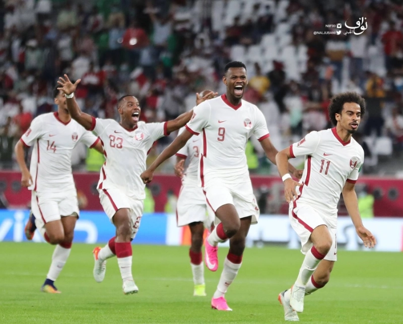 فرحة لاعبي قطر بعد التأهل (نواف الجبني)