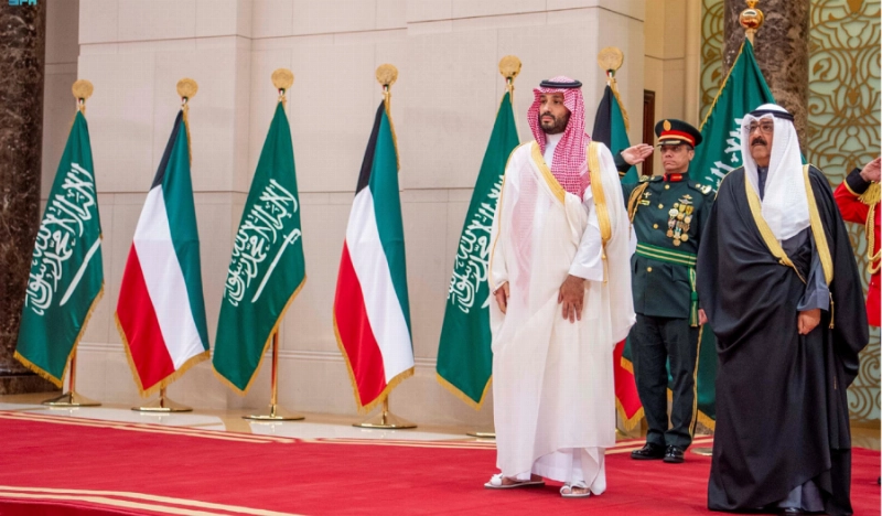 الأمير محمد بن سلمان لدى وصوله الكويت وفي استقباله بالمطار الشيخ مشعل الصباح (واس)
