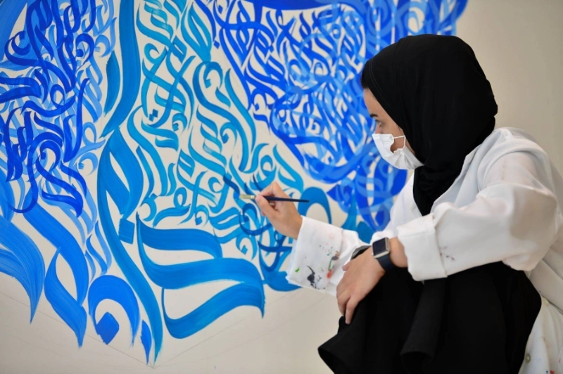 مهتمة بفنون الخط العربي (مكة)