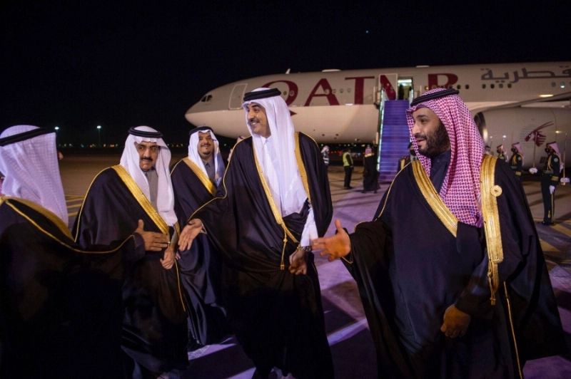الأمير محمد بن سلمان مستقبلا الشيخ تميم بن حمد