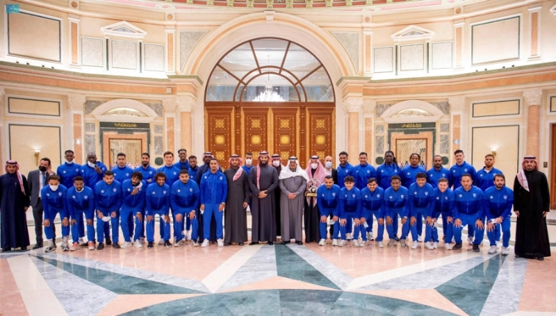 الأمير محمد بن سلمان يتوسط لاعبي الهلال (واس)