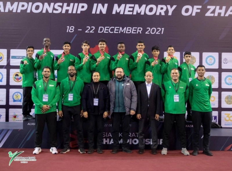 منتخب الناشئين عقب نهاية مشاركة أمس (مكة)