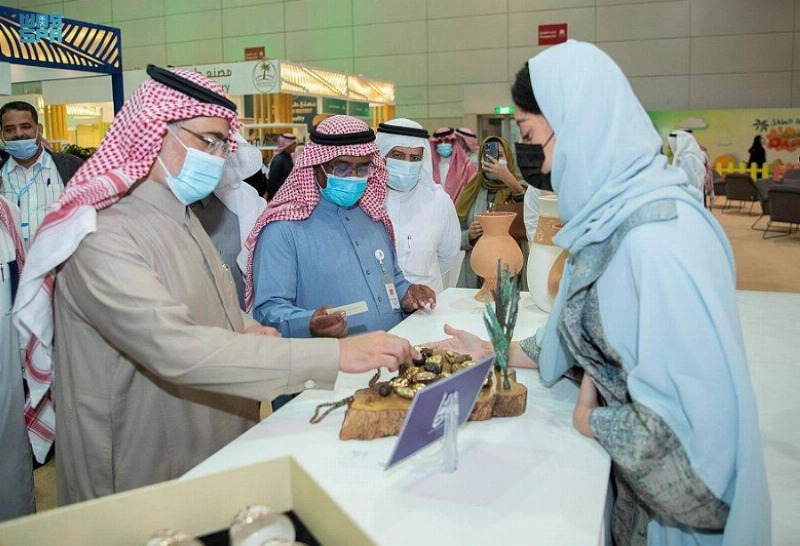 زوار في المعرض الدولي للتمور (مكة)