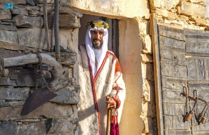 محمد الغامدي مرتديا الجبة في متحف الأخوين (مكة)